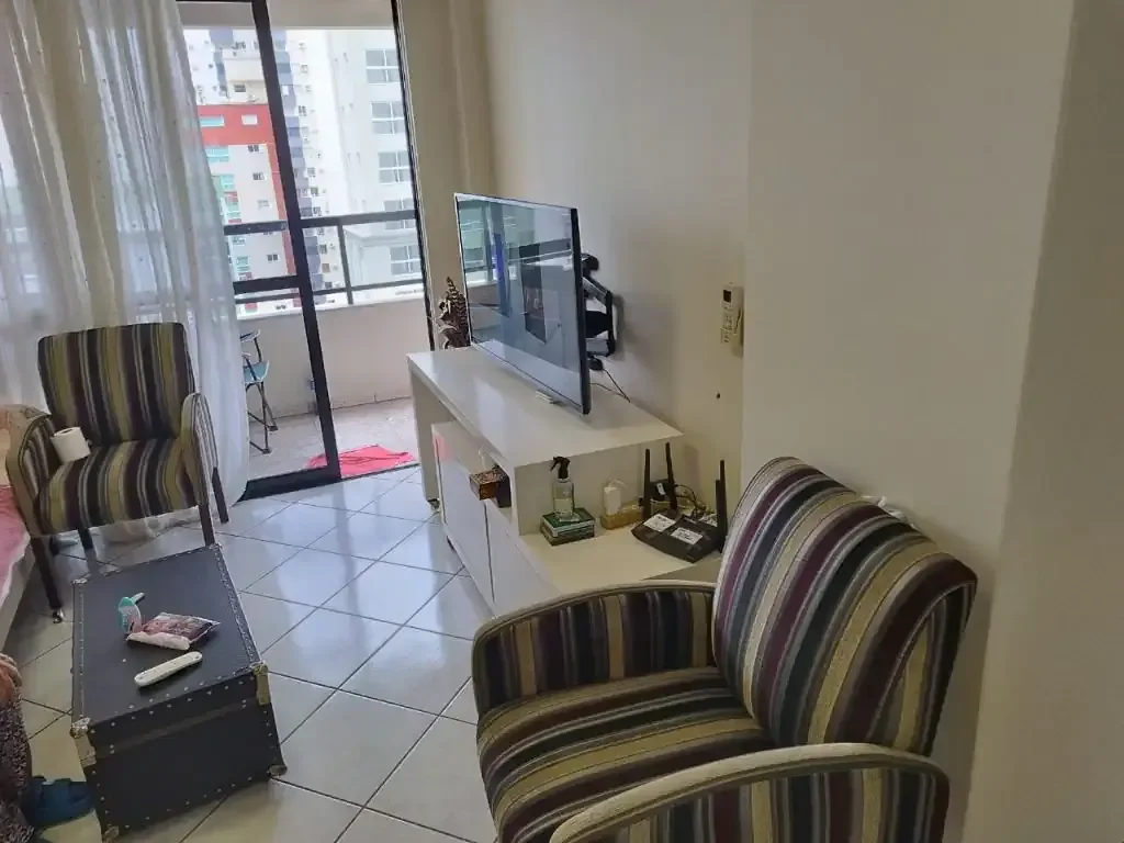 Foto 2 de Apartamento Mobiliado no Centro de Balneário Camboriú – Sacada com Churrasqueira, 2 Vagas e Rua Reta ao Mar