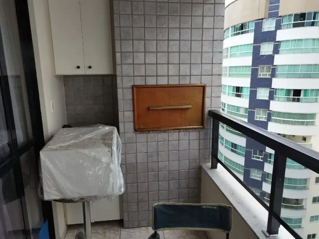 Foto 3 de Apartamento Mobiliado no Centro de Balneário Camboriú – Sacada com Churrasqueira, 2 Vagas e Rua Reta ao Mar