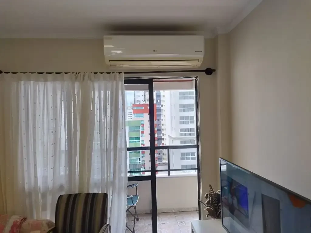 Foto 4 de Apartamento Mobiliado no Centro de Balneário Camboriú – Sacada com Churrasqueira, 2 Vagas e Rua Reta ao Mar