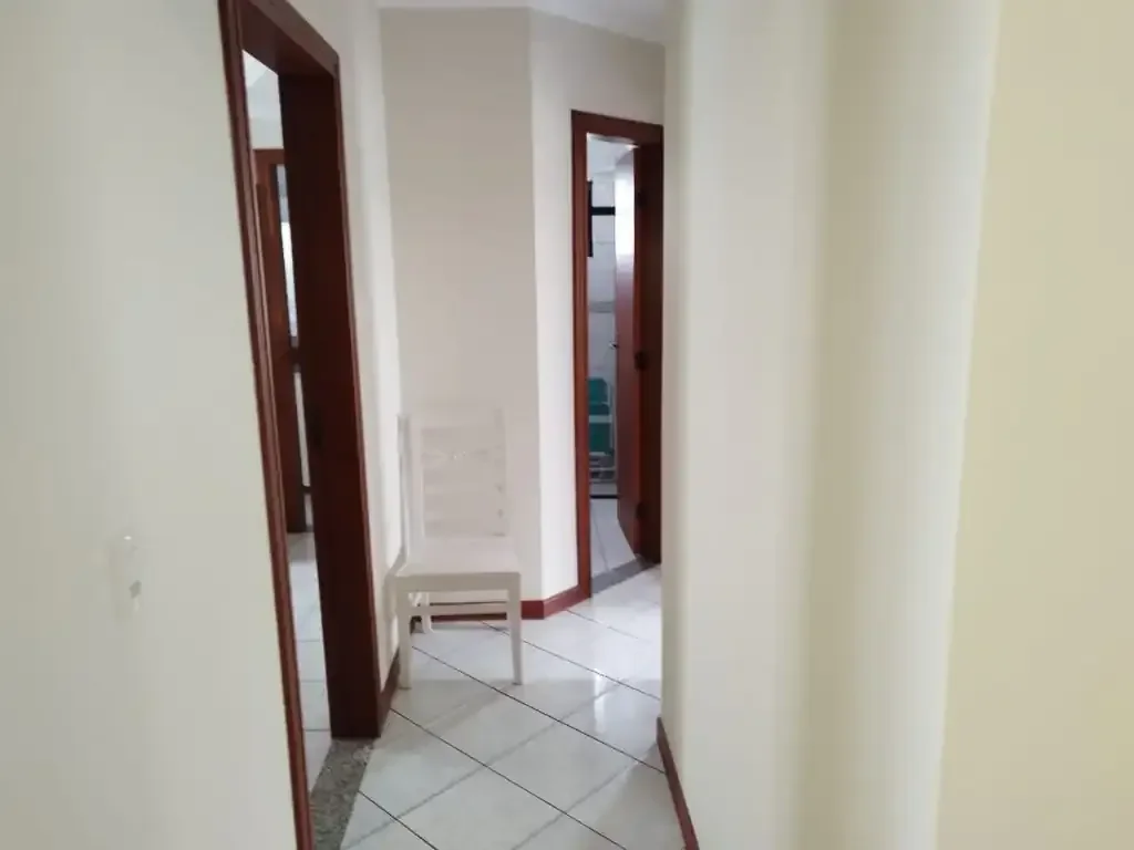 Foto 10 de Apartamento Mobiliado no Centro de Balneário Camboriú – Sacada com Churrasqueira, 2 Vagas e Rua Reta ao Mar