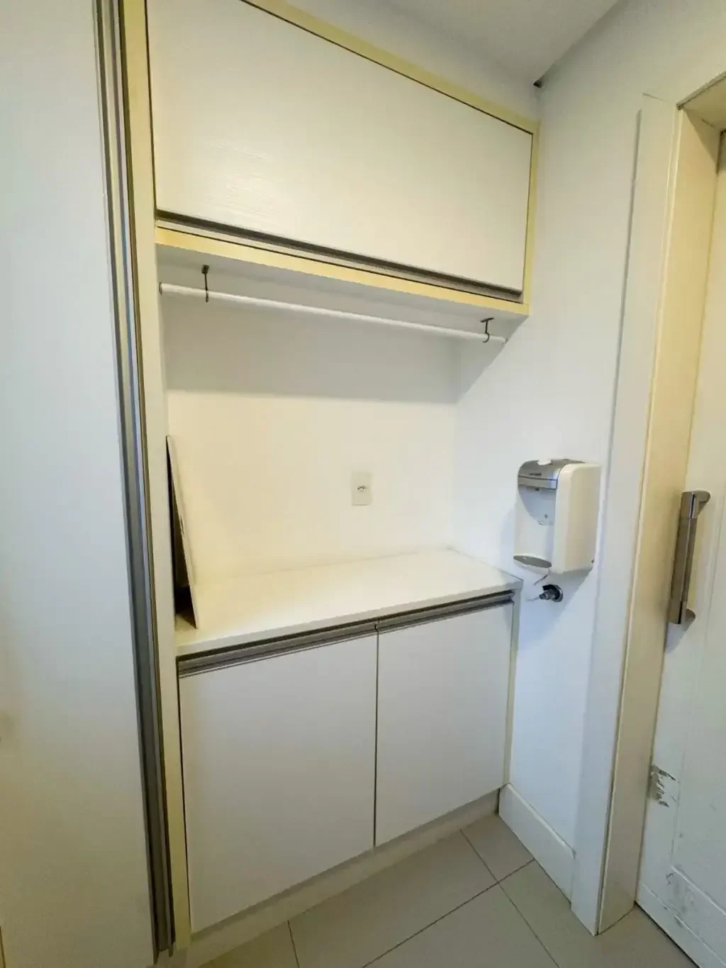 Foto 2 de Apartamento Mobilado na Barra Sul em Balneário Camboriú – 100m da Praia, Vista para o Rio Camboriú e Andar Alto