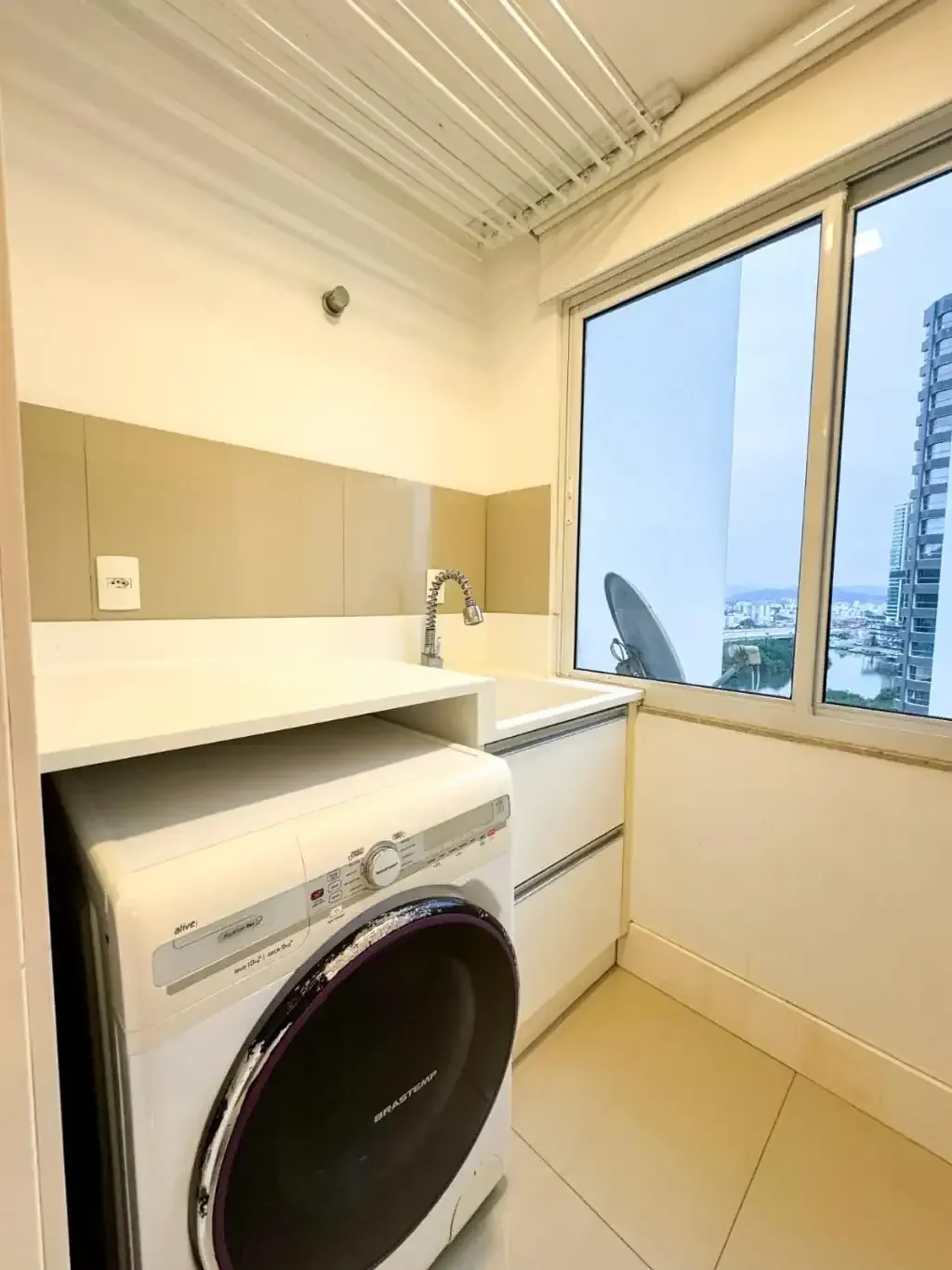 Foto 9 de Apartamento Mobilado na Barra Sul em Balneário Camboriú – 100m da Praia, Vista para o Rio Camboriú e Andar Alto