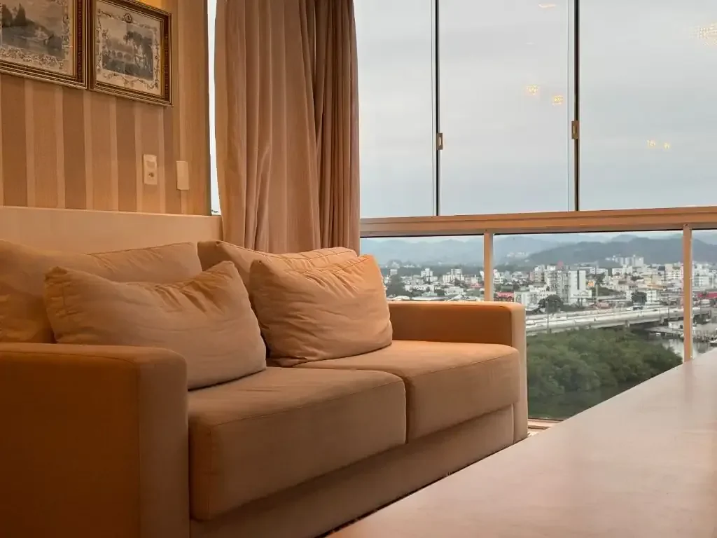 Foto 15 de Apartamento Mobilado na Barra Sul em Balneário Camboriú – 100m da Praia, Vista para o Rio Camboriú e Andar Alto