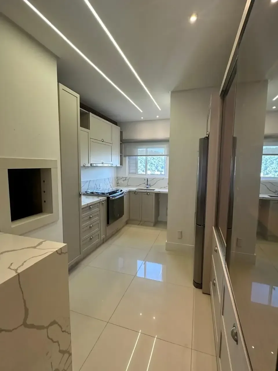 Foto 4 de Apartamento Mobilado com 3 Suítes no Centro de BC – Entre a Av. Brasil e a Terceira Avenida, Tranquilidade Total e Lazer Completo